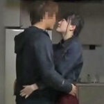 彼氏に隠れて居候のカレ友と不倫セックス