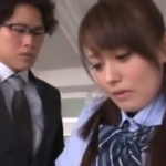 放課後の教室で同級生に襲われる女子校生