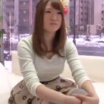 大きなアソコを見せつけられ我慢出来なくなるお姉さん