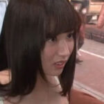 大きなアソコを見せつけられて笑顔になる人妻さん