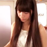 人気も少ない電車内で襲われる美少女