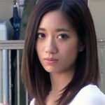 旦那を見送った後に近所の若い男を招き入れる不貞妻