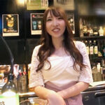 バーで働くお姉さんが酔ったお客さんに誘われてホテルへ・・・