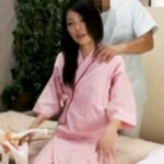 隣で旦那が施術中なのにマッサージで感じて浮気しちゃう人妻