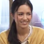 旦那に不満を持つ人妻さんが旦那の傍で他人と3Pセックス