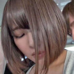 バスの車内で谷間を見せつけて若い男を漁る欲求不満主婦