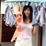 一人Hを見せつけて隣に住む男子を誘惑する人妻