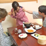 タチの悪い客にお酌をさせられ襲われる旅館の女性従業員