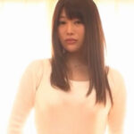 初めての撮影で緊張気味のお姉さん