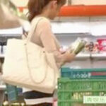 スーパーで買い物中に突然襲われる人妻