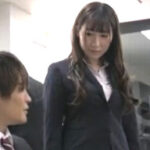 「一緒に頑張ろうね？」気になる後輩を夜のオフィスで誘惑するOL