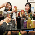 バイト仲間で集まって宅飲み→酔った勢いでH