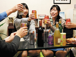 バイト仲間で集まって宅飲み→酔った勢いでH