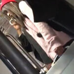 満員バスの車内で襲われてしまう女の子