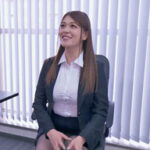 シャツのボタンがはちきれそうなOLさんがオフィスでH