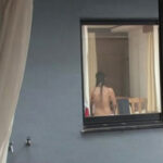 向かいに住む男を窓越しに誘惑し自宅に誘い込む人妻