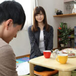 シングルファザーを狙う世話焼き人妻の不倫SEX