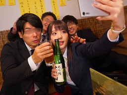 出張先の飲み会で泥酔させられ上司に襲われる新人OL