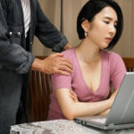 娘の彼氏に無理やり押し倒され嵌っていく人妻