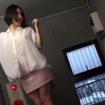 いつも下着を着けずに近所の男性を誘惑する人妻さん