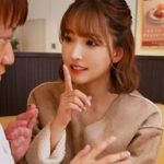 コッソリと男を逆痴漢するお姉さん