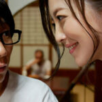 田舎に遊びに来た甥っ子を誘惑する人妻さん