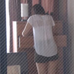 襲われている所を助けてくれた隣人と恋仲になる人妻