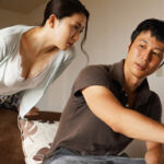 無意識に男を誘っている団地妻と内緒のSEX