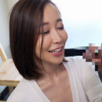 下着を着けずに隣人を誘惑するHな人妻