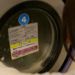 コインランドリーに来ていたオジサンを誘惑するお姉さん