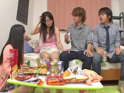 宅飲みで雑魚寝している横でこっそりH