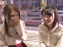 恥ずかしがりながら友人の目の前でH