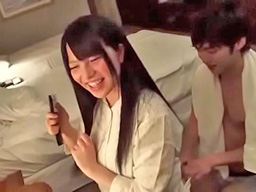 じゃれ合うカップルが就寝前にラブラブSEX