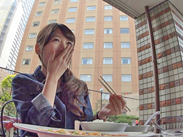 人妻OLさんが仕事帰りに口説かれて・・・