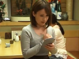 バイト先の更衣室で襲われてしまうお姉さん