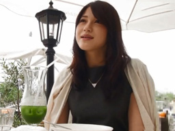 SNSで知り合った相手と濃密な時間を過ごす奥様