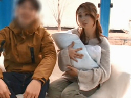 旦那と子供が外にいるのに寝取られてしまう人妻さん