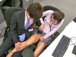 男性社員に言い寄られオフィスでSEX
