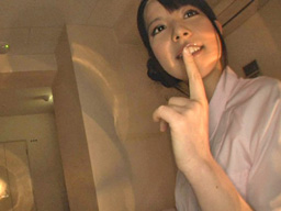 ナースの美少女が仕事着のままH