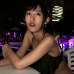 ナイトプールでナンパ待ちしている女子大生