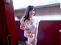 ワザと下着を着けずにお隣さんを誘惑