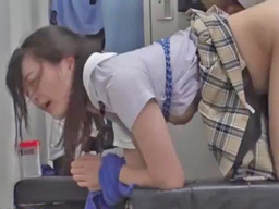 近くに人がいる状態で襲われるJK